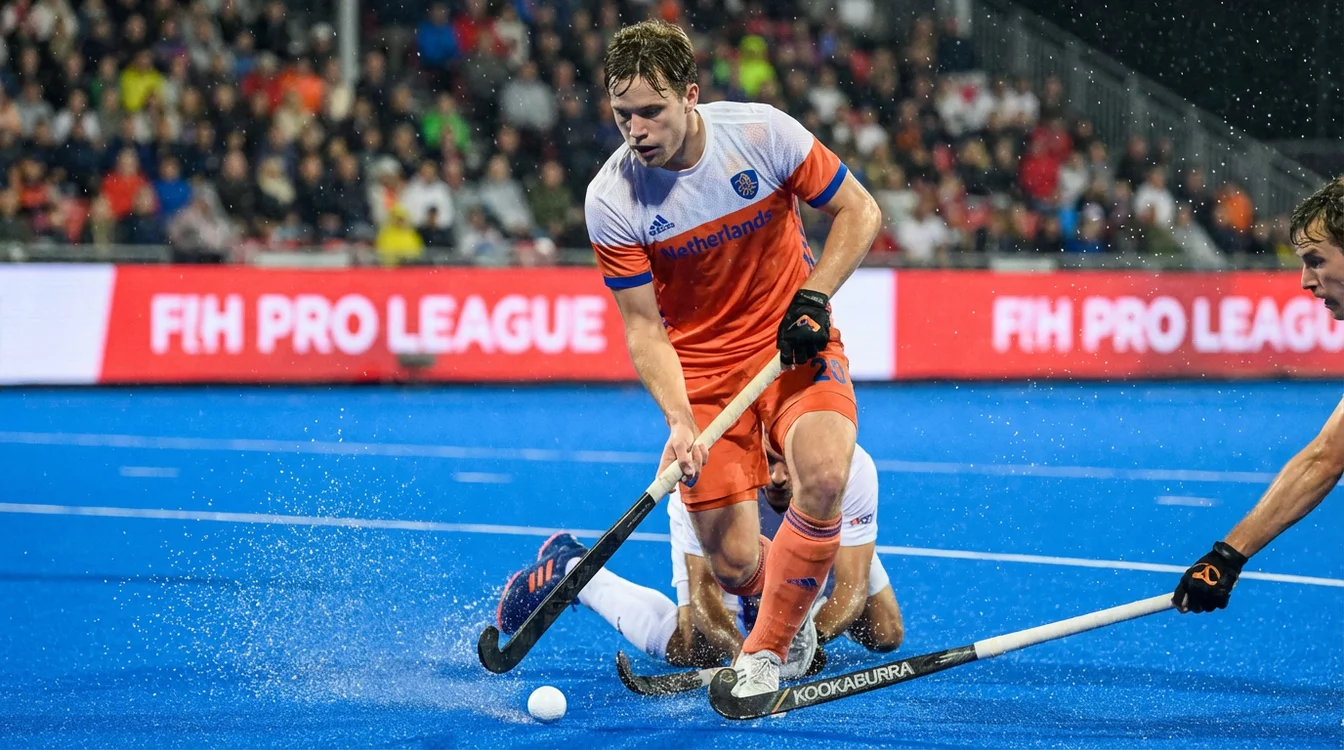 Technisch vaardige hockeyspeler in actie tijdens internationale wedstrijd