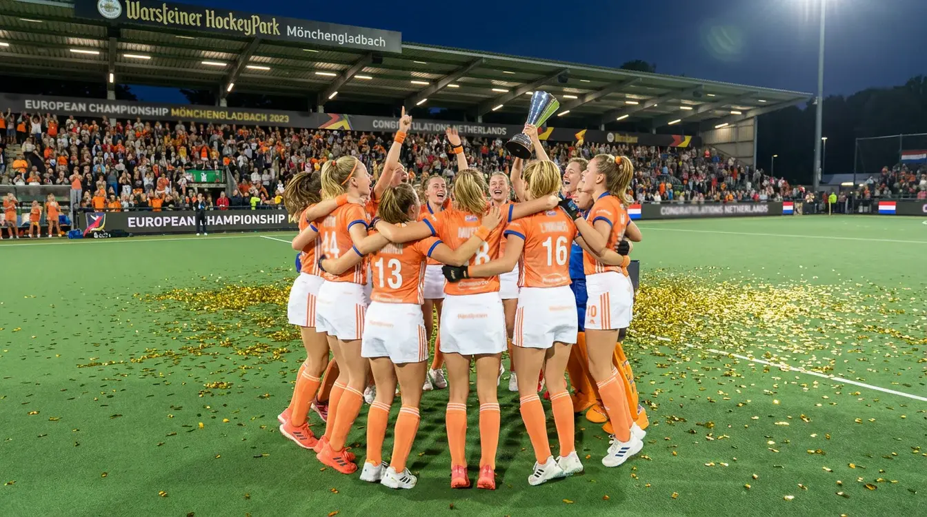 Nederlands hockeyteam viert de Europese titel in Mönchengladbach